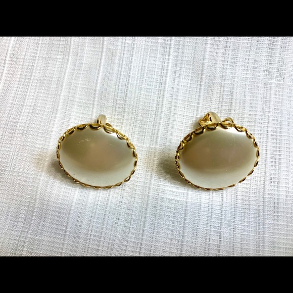 Vintage Mother of Pearl Disc Clip-on Earrings - Picture 8 of 8